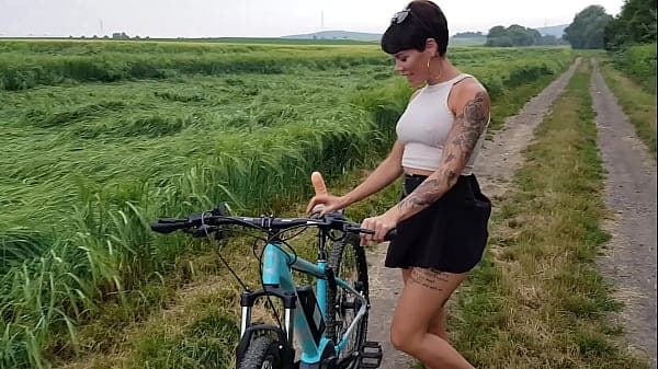 Premiere! Fahrrad in der Öffentlichkeit geil abgefickt!